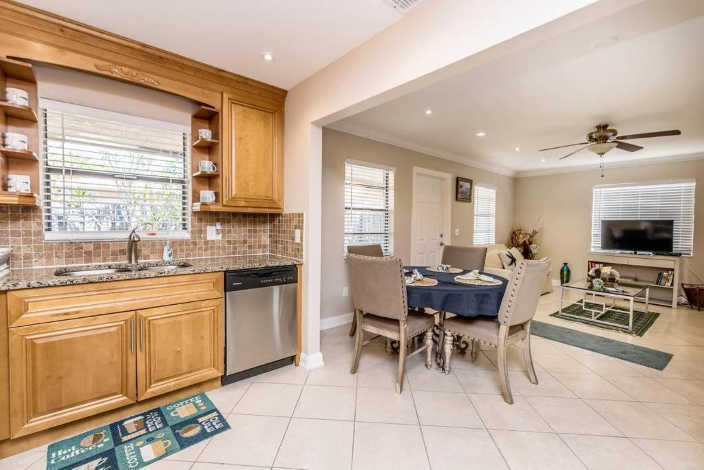 Ocean Vacation Breeze Villa Лантана Екстериор снимка